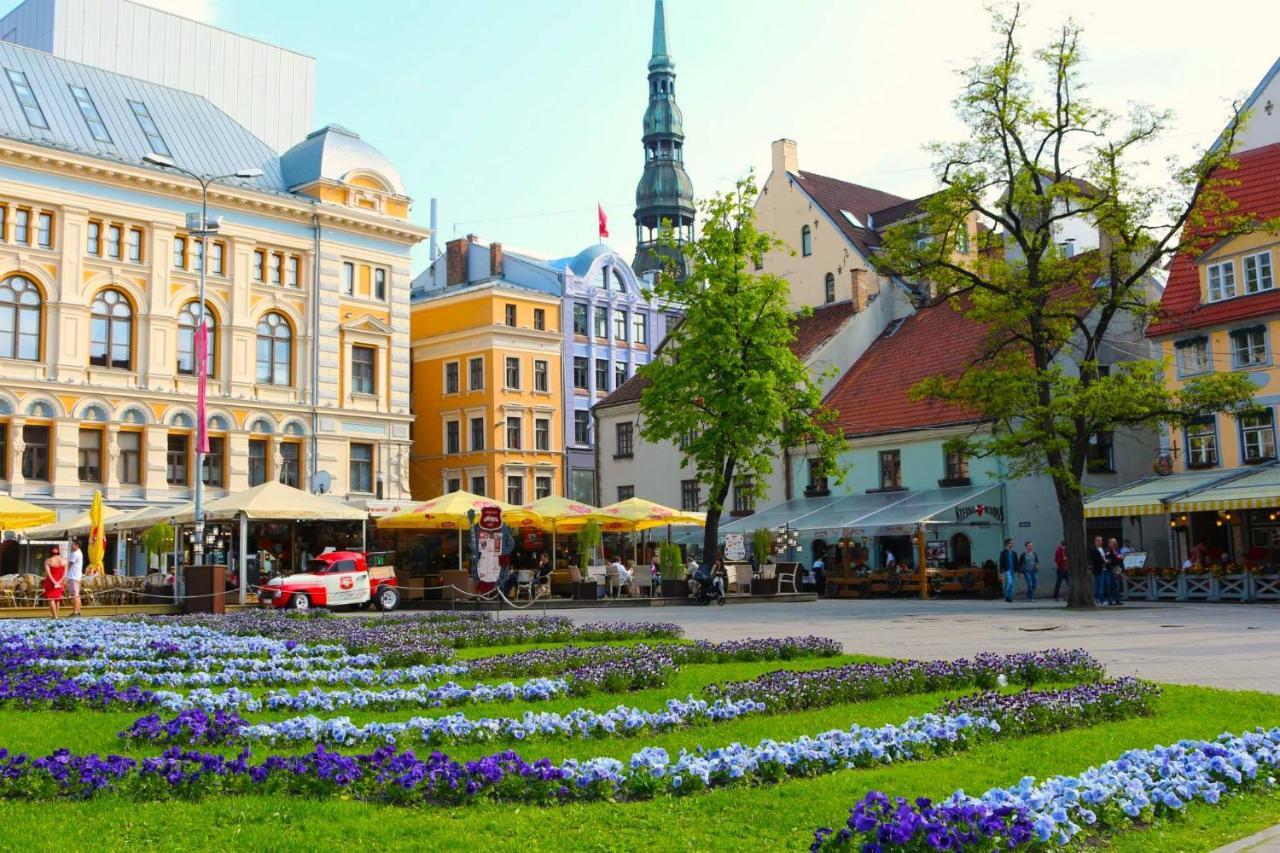 Centrally Located Apartment Overlooking Vermanes Park Riga Exterior photo