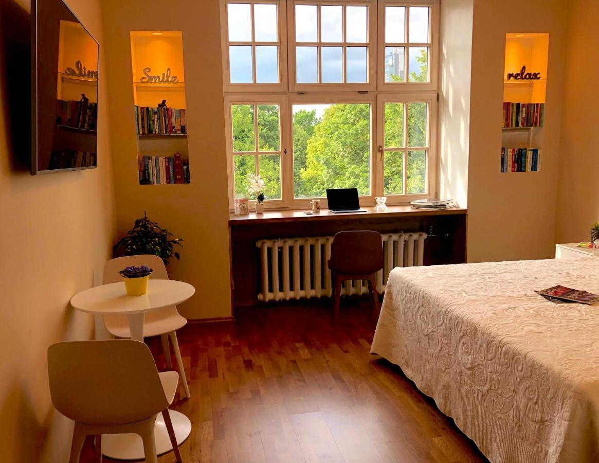 Centrally Located Apartment Overlooking Vermanes Park Riga Exterior photo